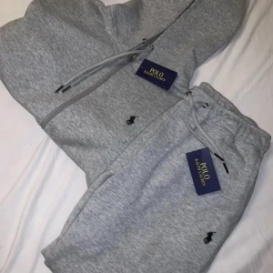 Ralph lauren tracksuit - Ralph lauren tracksuit storlek S/M Nypris ligger på 3500kr Kan sänka vid snabbäffar