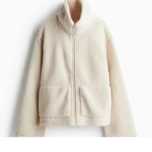 teddy jacka  - säljer min fina teddy jacka ifrån h&m!! helt slutsåld i butik och i storlek S💕💕