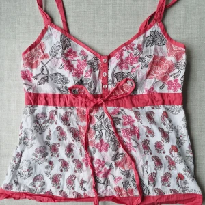 Blommig vintagetopp - Superfin vintagetopp från Monsoon! 🎀  I mycket fint skick. Med unikt mönster, knappar och knytband för en perfekt passform. Dragkedja finns på sidan. 98% bomull. Hör gärna av er vid frågor!