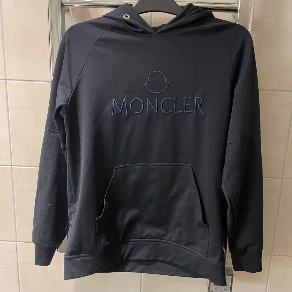 Säljer nu min moncler tröja som köptes här på plick, den är så gott som ny och har används fåtal gånger. Pris kan även diskuteras vid snabbaffär, hör av er vid frågor🙌🏼. Hoodies.