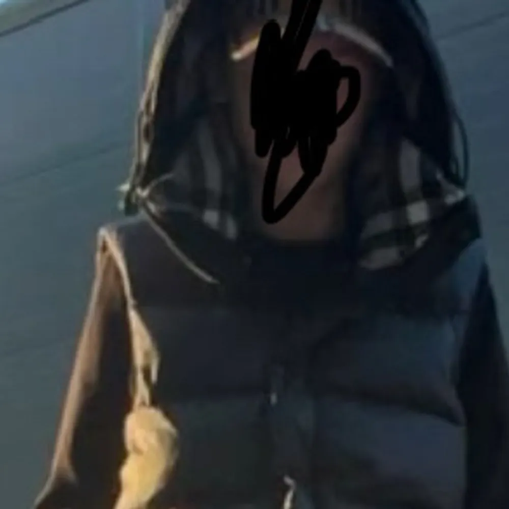 En riktigt fin burberry jacka. Har lite defekter på den. Har ett ihop sytt hål. Takit.