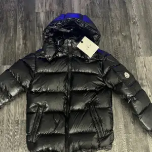 Hej! Jag säljer min moncler jacka som är i nyskick jackan är nästan ny jag har knappt andvänd den, jag har köpt den ifrån Moncler.com och jag har kvar kvittot som bevis att den är äkta, jackan scannar nfc Scan och qr kod den passar bra till 172/185cm priset kan diskuteras hör av dig vid minsta lilla fundering 👍