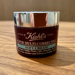 Super Multi-Corrective Soft Cream 50ml - Säljer en burk Kiehl's Super Multi-Corrective Soft Cream. Denna kräm är känd för att synligt strama upp, jämna ut och förbättra hudens textur. Perfekt för en hälsosam och ungdomlig hy. Endast testad. Nypris: 950