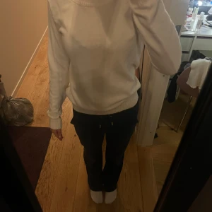 Vit stickad tröja - Säljer en supermysig vit stickad tröja som är perfekt för kyliga dagar. Den har en klassisk rund hals och långa ärmar, vilket gör den både stilren och bekväm. Passar perfekt till både jeans och kjol. Perfekt för höst och vinter!