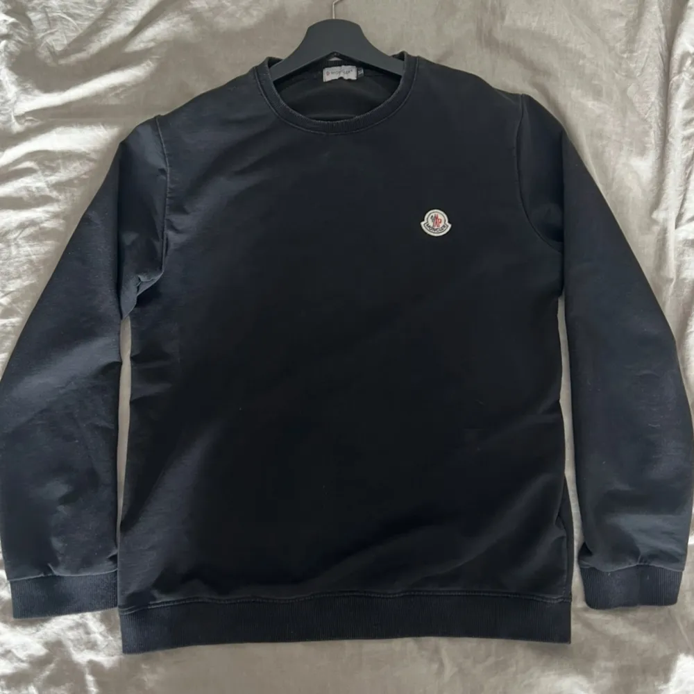 Svart långärmad tröja med moncler loggan på bröstet! Väldigt stilren i skick 7/10. Hör av dig vid mer frågor🤩. Hoodies.