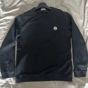 Moncler Sweatshirt  - Svart långärmad tröja med moncler loggan på bröstet! Väldigt stilren i skick 7/10. Inte tts. Hör av dig vid mer frågor🤩
