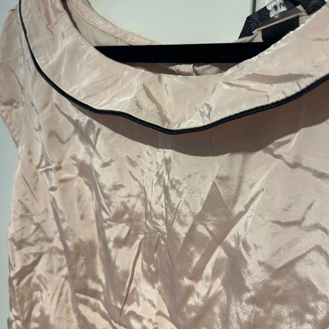 Ljusrosa blus med svart kant - 90