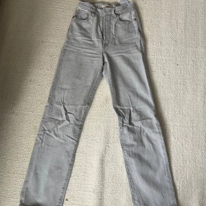 Ribcage straight jeans - Säljer ett par gråa Ribcage straight jeans i storlek W23 längd 29. Knappt använda!