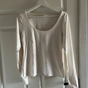 Vit långärmad topp - Säljer en enkel och stilren vit långärmad topp från H&M men lite små fläckar