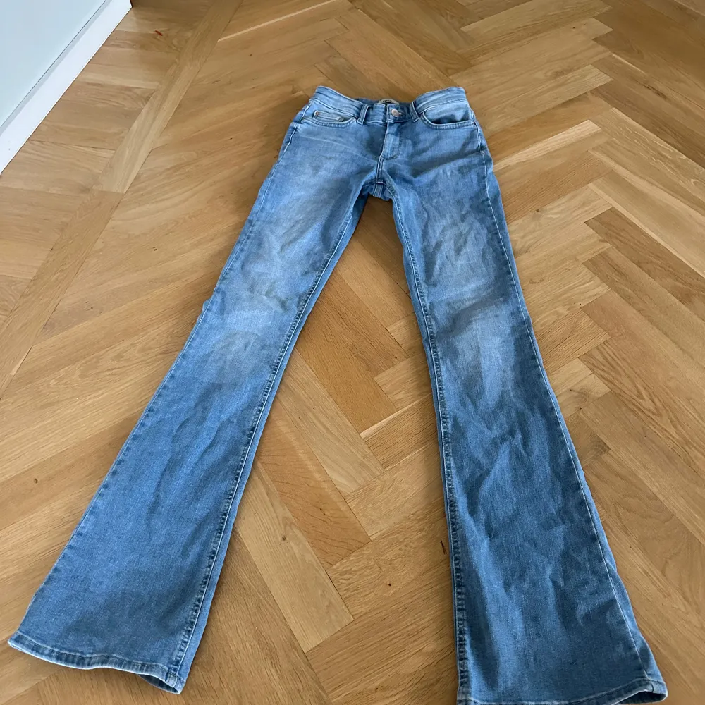 Snygga bootcut/flared jeans, super fint skick förutom lite slitna längst ner bak vid hälen, använt få gånger,  sköna och stretchiga i materialet, S L34, original pris 599, skriv om ni har frågor, pris kan diskuteras 💓. Jeans & Byxor.