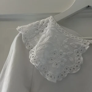 Säljer en jättefin sommarblus ifrån Lindex🤍 - Jätttefint mönster,skön och bra passform👌🏻size m men passar s,sparsamt andvänd med inga fläckar men ett jättelitet märke som knappt syns(se bild)👍🏻perfekt till sommaren/våren, priset kan diskuteras😊fråga om💭jättesnygg tröja, väldigt fin till midsommar🌸