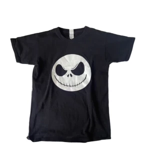 Nightmare before Christmas t-shirt - Over sized nightmare before Christmas t-shirt i S. Inte andvända mycket och trycket har inga ”sprickor” i sig. Pris kan diskuteras🖤🤍