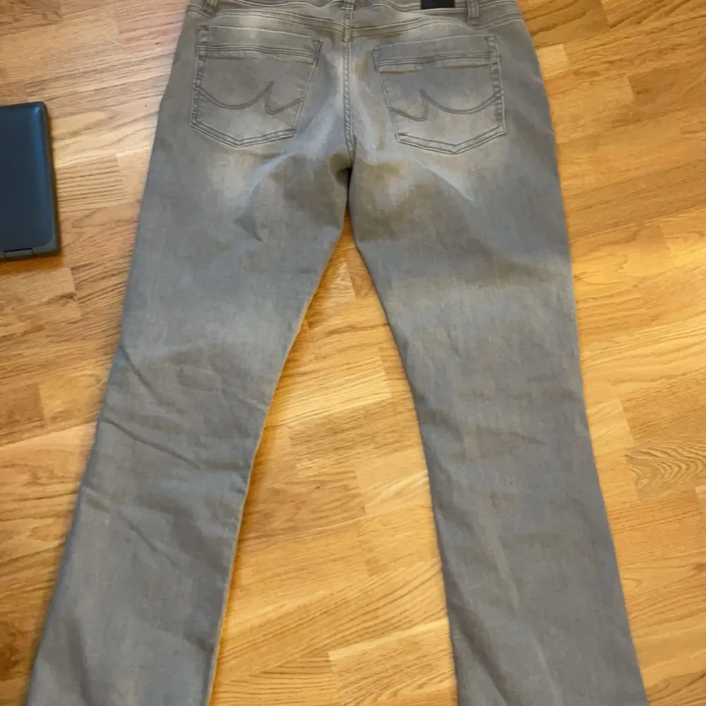 Säljes då dom är förstora för mig. Pågrund av det är dom endast använda typ 3 gånger💘 Köparen står för frakten, står ej för postens slarv💘. Jeans & Byxor.