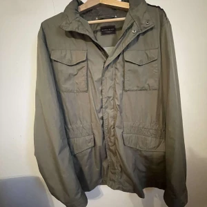 Rose and born jacka - Tja, säljer denna rose and born jacka. Grymt skick, ursprungligen köpt i rose and borns egna butik i Sthlm. Vid intresse så är det bara att skriva. Jackan har luva men den går att ta bort. MVH