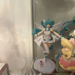 Hatsune Miku figure - •köpt på konvent. •kommer inte med låda.