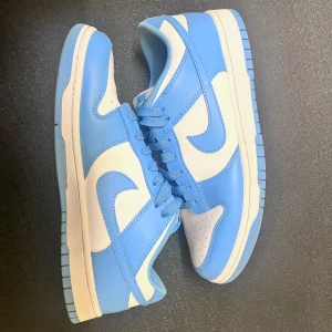 University Blue dunks 44 - Inte använda mer än 4-5 gånger. Säljer för att jag inte använder dom. 