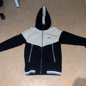 Boss tröja stolek M - Boss zipp tröja storlek M inga märken eller hål eller något