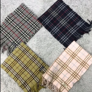 Intressekoll på burberry halsdukar  - Tänkte kolla om någon är intresserad i burberry scarfs har tänkt mig 400kr styck. Finns i beige grå röd mörk blå mm. Skjälklart äkta hör av er vid intresse