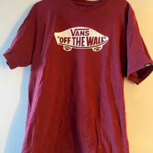 Vinröd t-shirt från Vans - Säljer en vinröd t-shirt från Vans, står att den är i storleken XL (14+) men den passar S
