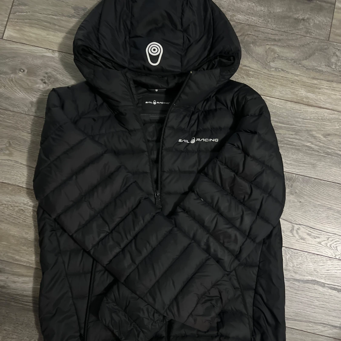 Svart dunjacka från Sail Racing