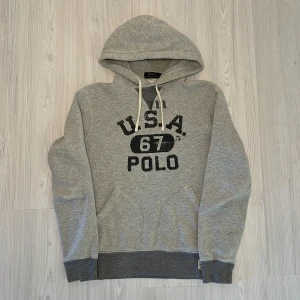 Ralph Lauren Hoodie - Tja säljer nu en grå hoodie med tryck från Polo Ralph Lauren i storlek S för endast 1099kr! Nypris ca 2200kr, inga defekter. Hör av dig vid funderingar, pris är ej hugget i sten 🙌