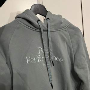 Säljer denna mintgröna hoodie från Peak Performance, fint skick! 💚