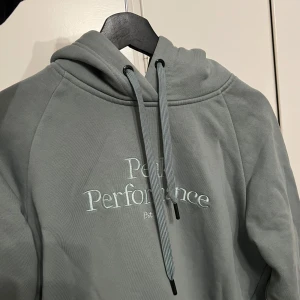 Hoodie från Peak - Säljer denna mintgröna hoodie från Peak Performance, fint skick! 💚