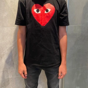 comme des garcons t-shirt - Säljer min comme des garcons t-shirt Liten i storleken passar xs/s Fler bilder finns i dm  OBS! Priset är ej hugget och kan gå ner vid snabb affär 