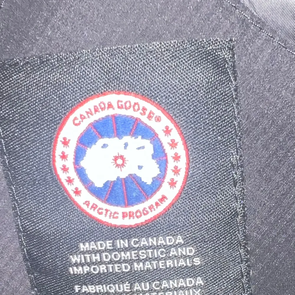 Hej, säljer min fräscha Canada goose jacka, som är i storleken M men kan passa S den är i ett bra skick utan några skador eller liknade äkthetsbevis på den hör av er för frågor eller så.. Jackor.