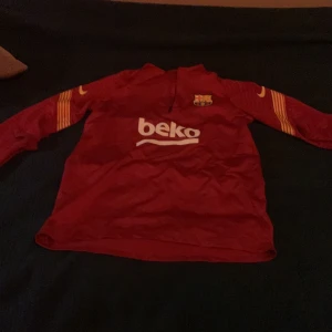 Barcelona träningströja  - Röd 9/10 skick, köpt på unisport, skön. Pris kan diskuteras 