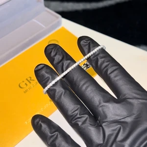 Tennisarmband Äkta VVS Moissanite - Tennisarmband i äkta 925 silver med hand-set top VVS moissanite stenar, 16.5cm långt och 2mm brett, passerar diamanttestare! Full cert medföljer.