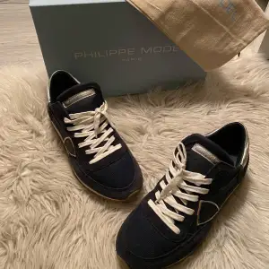 Snygga Philippe Model sneakers i marinblå mocka med silverdetaljer | OG ingår | Perfekta för både vardag och fest! Storlek 39 men sitter som 40 | Kom PM för fler frågor💫