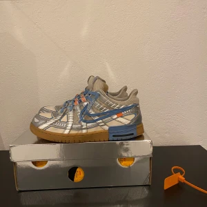 Nike off white rubber dunk  - Äkthetsbevis finns. Riktigt beat därav priset. Mesta går att tvätta bort.   Storlek 44 /. Us 10   Fler frågor är de bara att skriva. Annonsen kommer bara finnas uppe i 24 timmar så passa på 