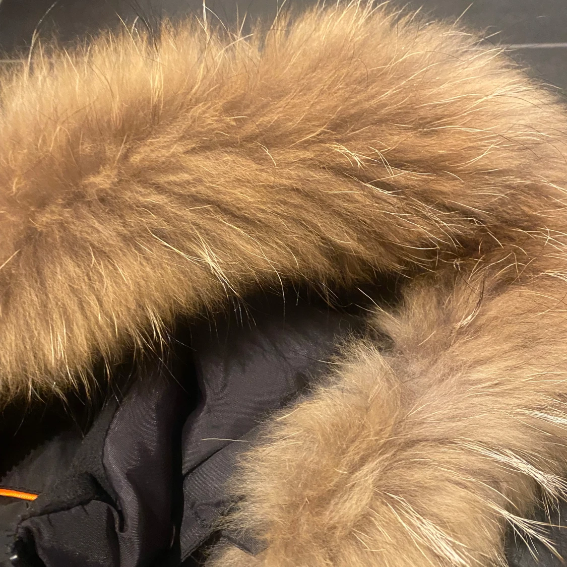 Svart dunjacka med pälsdetalj från Hollies - 91