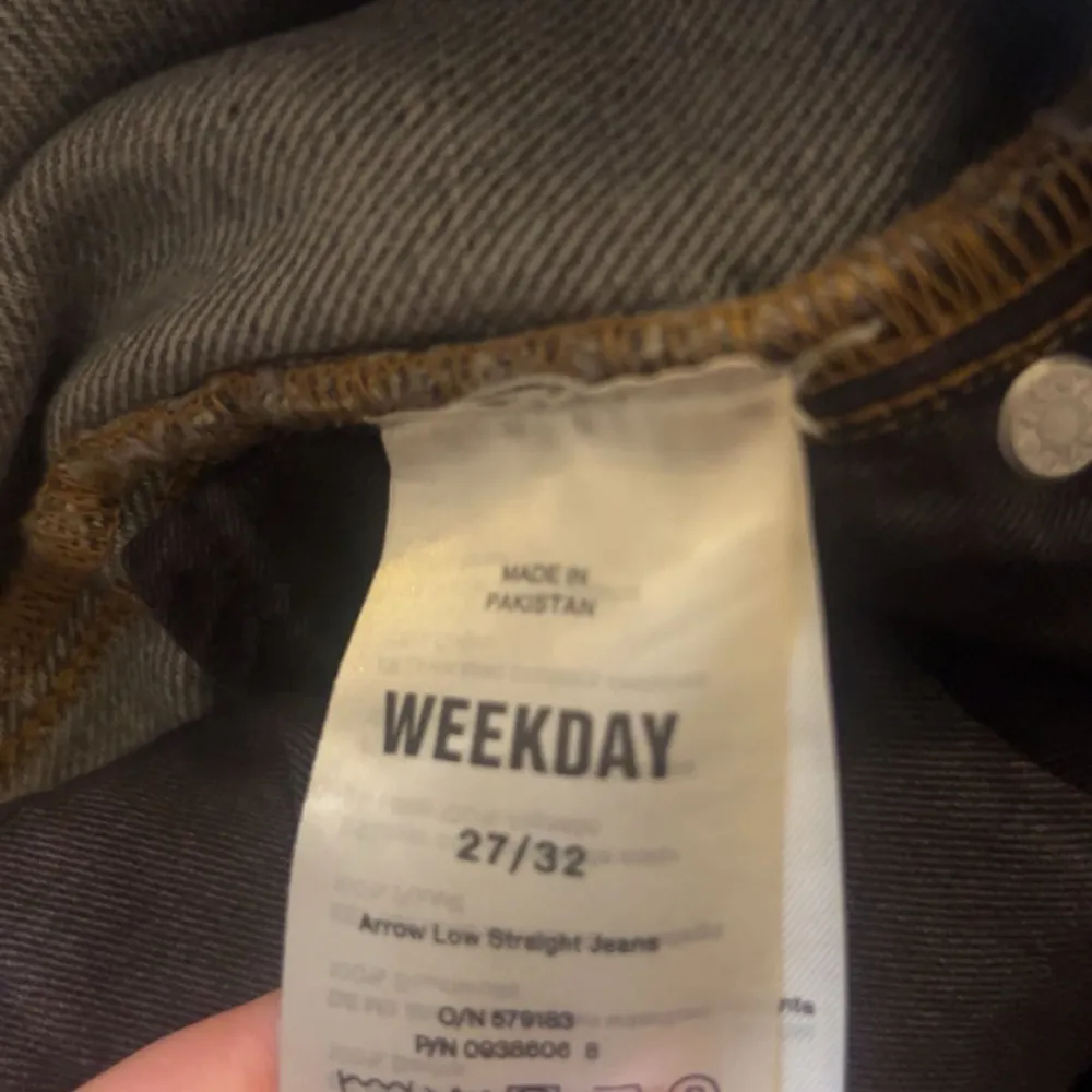  Ett par gråa jeans Från Weekday. Som Är använda fåtal gånger, de har bra skick. . Jeans & Byxor.