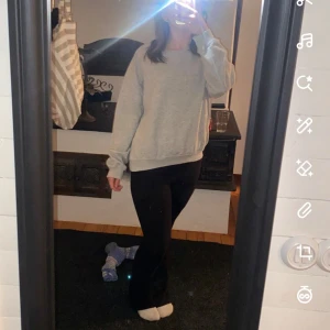 Grå sweatshirt - Säljer en enkel och bekväm grå sweatshirt i mycket bra skick. Perfekt för en avslappnad stil eller mysiga dagar hemma. Tröjan har långa ärmar och en normal passform. Den är gjord av mjukt material som känns skönt mot huden.