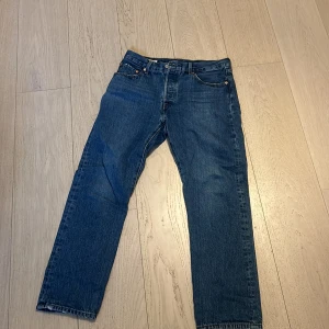 Blå Levis 501 jeans - Säljer ett par klassiska blå Levis 501 jeans i bra skick. De har en straight passform och är tillverkade i slitstarkt denim. Perfekta för både vardag och fest! 🕺