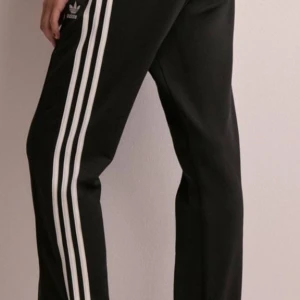 Adidas byxor - jättefint skick, de är uppsydda men går enkelt att sprätta upp💓