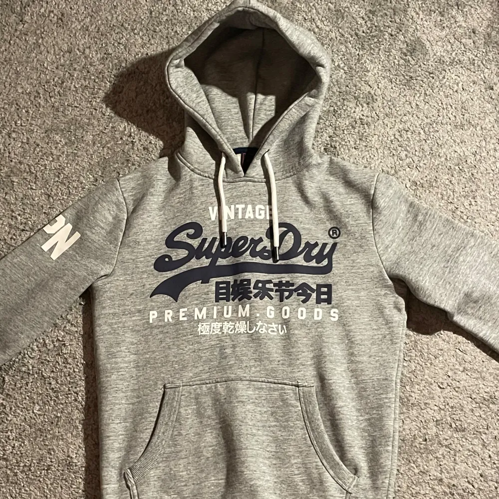 Superdry VL HOOD huvtröja i färgen grey marl, storlek XS, skick 10/10, helt oanvänd precis som ny utan prislapp. Hoodies.