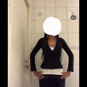 Svart kofta - Intressekoll: Säljer en snygg svart kofta med långärmad design. Perfekt för både vardag och fest. Den har en figurnära passform och är superbekväm att ha på sig. Passar bra över en topp eller klänning.  Den är i storlek 146 men skulle säga att den passar Xs. Skriv vid intresse