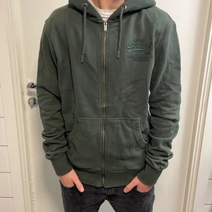 Superdry tröjan med dragkedja  - Säljer denna feta tröjan från Superdry för endast 299kr nypriset ligger runt 1000kr och skicket är mycket bra! Pris går alltid att diskutera vid snabb affär, Mvh luxury sellout 