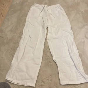 Vita linne byxor från Gina Tricot low waist - Säljer ett par vita linne byxor och jag kommer stryka dom low waist från Gina tricot i storlek 134/140