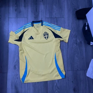 Sverige match tröja  - Hej säljer en Sverige tröja som inte använder längre den r äkta och köpte den för 950