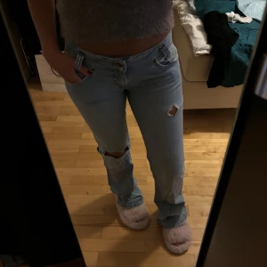 Lågmidjade jeans - ASSNYGGA lågmidjade jeans med slitningar. Ett av mina favoritpar🥹💖
