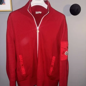 Moncler. - Från moncler. I nytt skick, knappt använd. Köpt hos Moncler i NK i Stockholm. Dokumentation finns. Herr.