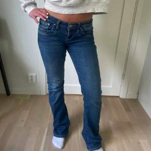 Säljer ett par snygga blå jeans från LTB i bra skick. De är storlek 25/32, lågmidjade och har en bootcut-stil. Perfekta för både vardag och finare tillfällen 🤩 Fint skick💓 PRIS KAN DISKUTERAS!!