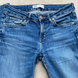 Zara low waist jeans - Sååå snygga och trendiga low waist jeans från zara. Säljer pga används inte så mycket längre. Klippt av dem lite själv vid foten som man kan se på bilderna.💖