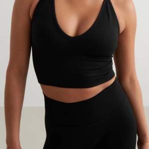 Helt ny Black Shape Seamless Cross Back Bralette. Aldrig använd och ligger i sin retur påse. Lapp sitter kvar