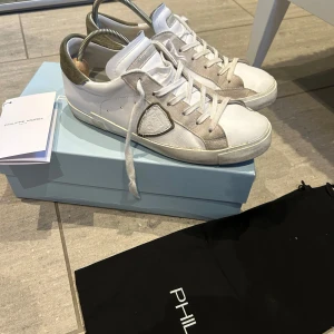 Philippe model skor - Tjena! Säljer nu dessa feta Philippe model i väldigt fint skick, storlek 40 men passar även 41. Använda varsamt och är i fint skick. Skriv ifall du undrar över något eller vill ha mer bilder.