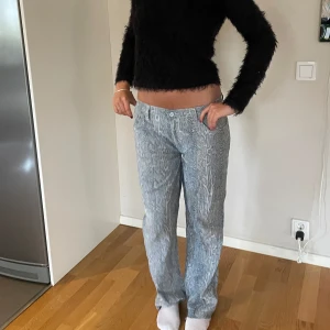 Ormmönstrade byxor - Supercoola byxor att ha på fest eller till vardags👍🏼 köpta second hand och sytt om själv👌🏽 såhär sitter de på mig som har 36/38🙌🏼